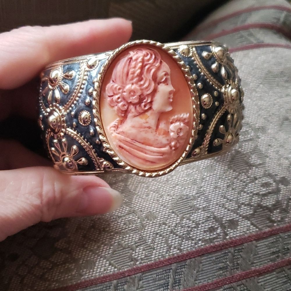 AMEDEO CAMEO HINGED BRACELET - Picture 3 of 7